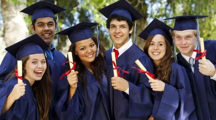 Estudiantes universitarios celebrando el día de su graduación académica con diplomas en mano.
