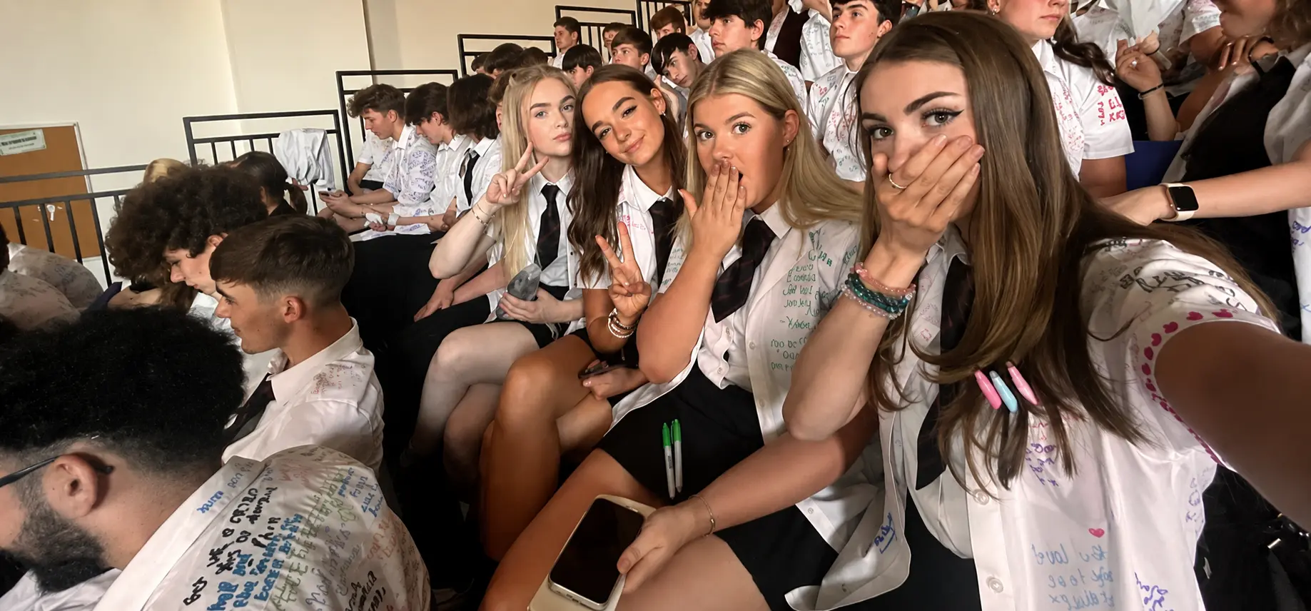 Grupo de estudiantes de secundaria compartiendo momentos en clase, una experiencia única de los visados de año escolar en Estados Unidos